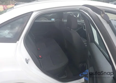 2016 Ford Focus S z USA, uszkodzony, nr VIN 1FADP3E21GL375449